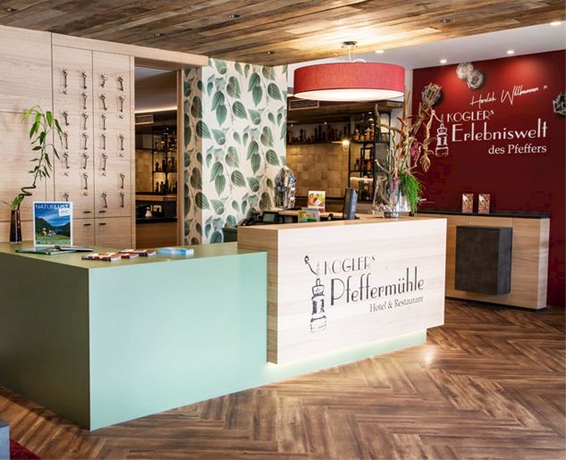 koglers-pfeffermuehle-rezeption-eingang.jpg