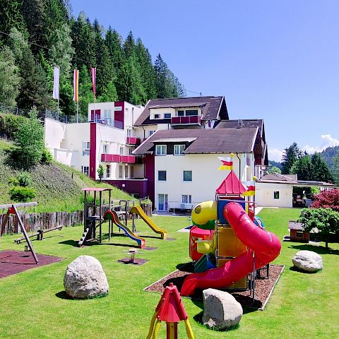 © KOGLERs Pfeffermühle Hotel & Restaurant > kogler-luftaufnahme-spielplatz.jpg kogler-luftaufnahme-spielplatz.jpg